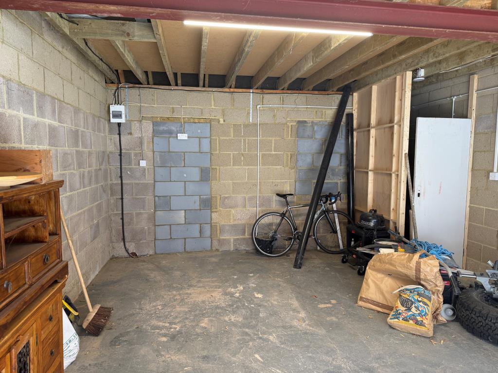 Lot: 21 - FREEHOLD GARAGE/WORKSHOP OF APPROXIMATELY 700 SQ.FT - Internal view of storage area